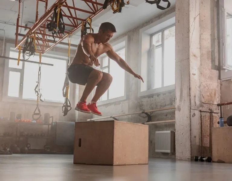 hombre saltando en un box de crossfit en vitoria