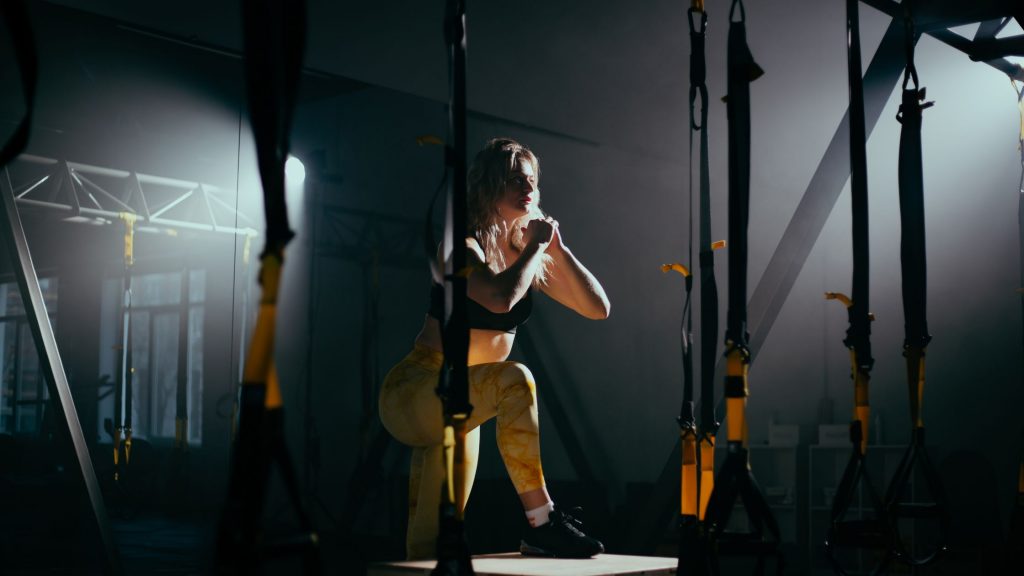 Mujer haciendo crossfit en bikain academy